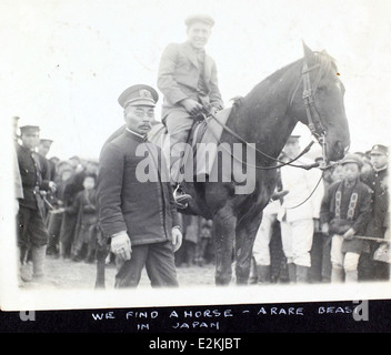 AL-88, ein Flugzeug aus Albert Menascos Album, ist mit Pionieren wie A.R. Smith und Art Smith verbunden. Das Bild zeigt die Geschichte der Luftfahrt mit Beiträgen von einflussreichen Piloten wie Arthur R. Smith und Albert Menasco. Stockfoto