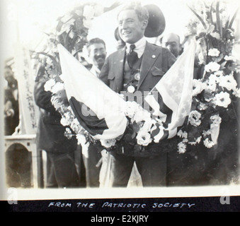 Dieses Bild aus dem Al Menasco-Album zeigt Arthur R. Smith, auch bekannt als Art Smith, einen berühmten Barnstormer und Flieger des frühen 20. Jahrhunderts. Das Foto zeigt seine Beiträge im Bereich der Luftfahrt. Stockfoto