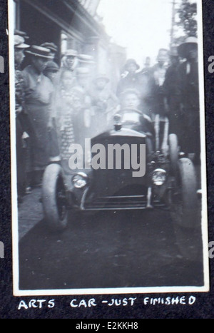 Dieses Bild aus dem Al Menasco-Album zeigt einen Moment aus den Tagen der Luftfahrt mit Albert Menasco und Art Smith, zwei frühen Piloten, die für ihre gewagten Luftauftritte und Beiträge zur Ära des Barnstorming bekannt sind. Stockfoto