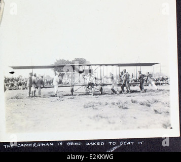 Dieses Bild aus Al Menascos Album zeigt die furchterregenden Piloten Albert Menasco und Art Smith. Das Duo war prominente Persönlichkeiten in der frühen Luftfahrt, bekannt für ihre gewagten Stunts und Beiträge zur Popularisierung des Fluges. Stockfoto