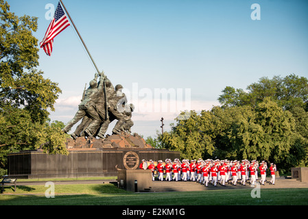 ARLINGTON, Virginia – das United States Marine Drum and Bugle Corps, bekannt als Commandant's Own, tritt bei der Sunset Parade am Iwo Jima Memorial in Arlington, Virginia, neben dem Arlington National Cemetery auf. Stockfoto