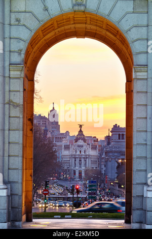 Metropolis Gebäude durch "Puerta de Alcalá" Denkmal von Sonnenuntergang gesehen. Madrid, Spanien Stockfoto