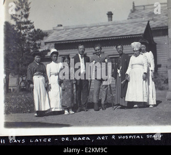 Dieses Bild aus dem Al Menasco Album zeigt Persönlichkeiten aus der frühen Luftfahrt, darunter A. R. Smith und Albert Menasco. Auf dem Foto werden die wichtigsten Momente ihrer Karriere hervorgehoben, wobei der Schwerpunkt auf der Ära der Barnstürme der Luftfahrt und den Beiträgen beider Piloten liegt. Sie spiegelt auch die Rolle der Krankenschwestern in der Frühluftfahrt wider, insbesondere während ihrer Zeit in Sapporo, Japan. Stockfoto