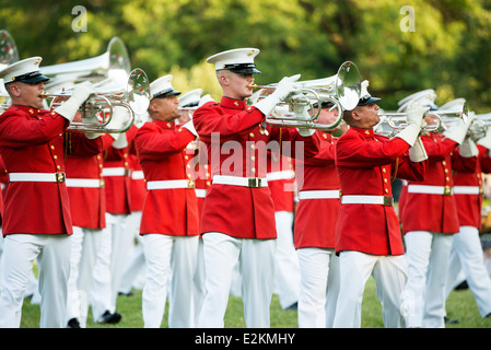 ARLINGTON, Virginia – das United States Marine Drum and Bugle Corps, bekannt als Commandant's Own, tritt bei der Sunset Parade am Iwo Jima Memorial in Arlington, Virginia, neben dem Arlington National Cemetery auf. Stockfoto
