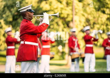 ARLINGTON, Virginia – Ein Bugler mit dem United States Marine Drum and Bugle Corps, auch bekannt als Commandant's Own, tritt auf der Sunset Parade am Iwo Jima Memorial in Arlington, Virginia, neben dem Arlington National Cemetery auf. Stockfoto