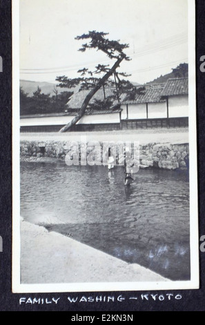 Dieses Bild aus dem AL-88 Al Menasco Album zeigt Albert Menasco und Art Smith, zwei Pioniere, die für ihre Barnstorming-Auftritte bekannt sind. Ihre Karriere half der Popularisierung der Luftfahrt im frühen 20. Jahrhundert. Stockfoto