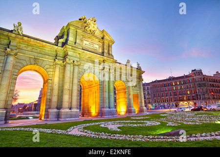 "Puerta de Alcalá" Denkmal bei Sonnenuntergang. Madrid, Spanien Stockfoto