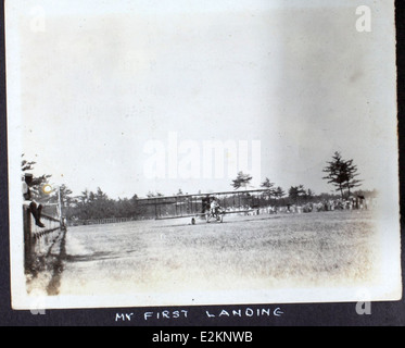 Dieses Bild aus dem AL-88-Album zeigt die Karriere von Albert Menasco und Art Smith, beide bekannte Barnstormer des frühen 20. Jahrhunderts. Ihre Auftritte trugen dazu bei, das Erbe des Barnstorming in der amerikanischen Luftfahrt zu prägen. Stockfoto