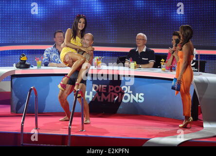 Konny Reimann, Verona Pooth im deutschen RTL TV show "Sterben Pool Champions" am Hallenbad SSE Europa-Sportpark.  Wo: Berlin, Deutschland bei: 28. Juni 2013 Stockfoto