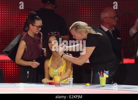 Verona Pooth im deutschen RTL TV show "Sterben Pool Champions" am Hallenbad SSE Europa-Sportpark.  Wo: Berlin, Deutschland-Wh Stockfoto