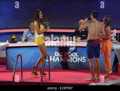 Verona Pooth, Jan Kralitschka im deutschen Fernsehen RTL show "Sterben Pool Champions" am Hallenbad SSE Europa-Sportpark.  Wo: Berlin, Deutschland bei: 28. Juni 2013 Stockfoto