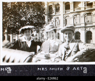 Das AL-88-Bild aus dem Albert Menasco-Album fängt einen historischen Moment aus der Zeit der Barnstürme ein. Dieses Bild zeigt Art Smith, einen bedeutenden Pionier der Luftfahrt, und zeigt den Geist früherer Flugausstellungen und den Beitrag dieser Piloten zur Popularisierung der Luftfahrt in den USA Stockfoto