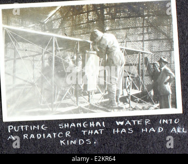 Dieses Bild aus dem Al Menasco Album zeigt einen Moment in der Karriere von Al Menasco, einer bemerkenswerten Persönlichkeit in der frühen Luftfahrt. Menasco, bekannt für seine Arbeit in der Luftfahrt und Barnstorming, trug zur Entwicklung von Flugzeugmotoren und -Leistungen bei. Stockfoto