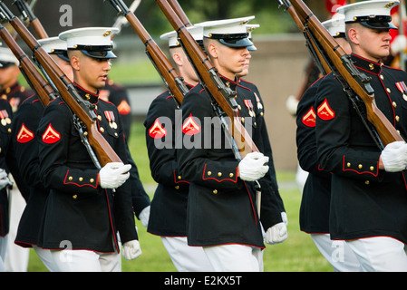 WASHINGTON DC, Vereinigte Staaten – das Silent Drill Team, eine Elite-Gruppe von Mitgliedern des US Marine Corps, führt eine atemberaubende, sorgfältig choreographierte Routine durch, die ihre Disziplin, Präzision, Und Geschick bei der Sunset Parade am Iwo Jima Memorial in Arlington, Virginia. Stockfoto