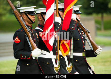 WASHINGTON DC, Vereinigte Staaten – das Silent Drill Team, eine Elite-Gruppe von Mitgliedern des US Marine Corps, führt eine atemberaubende, sorgfältig choreographierte Routine durch, die ihre Disziplin, Präzision, Und Geschick bei der Sunset Parade am Iwo Jima Memorial in Arlington, Virginia. Stockfoto