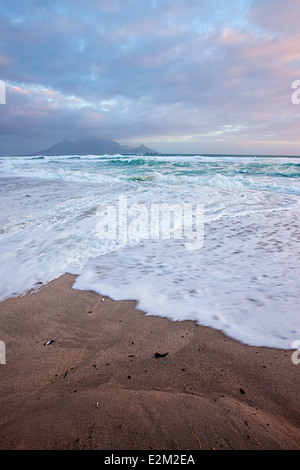 Blick vom Strand am Bloubergstrand über den Ozean mit einem klassischen Blick auf den Tafelberg über die Bucht. Stockfoto