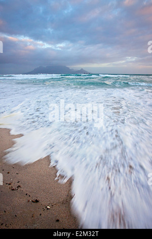 Blick vom Strand am Bloubergstrand über den Ozean mit einem klassischen Blick auf den Tafelberg über die Bucht. Stockfoto