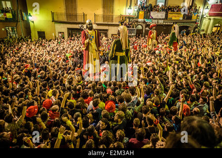 Berga, Spanien. 19. Juni 2014: Tausende von Menschen tanzen mit den "Riesen" während der ersten kompletten Patum 2014 in Berga Credit: Matthi/Alamy Live-Nachrichten Stockfoto