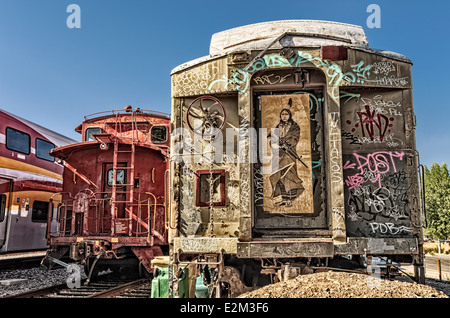 Graffiti auf Waggons, Santa Fe-Zug-Depot, die Gleiszone, Santa Fe, New Mexico Stockfoto