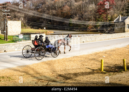 Amische Pferdekutsche offene Buggy, Ashville Road, Pine Grove gedeckte Brücke, Octoraro Creek, Pennsylvania Stockfoto