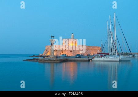 St. Nikolaos Festung und die Statue des Hirsches auf der Insel Rhodos in Griechenland Stockfoto