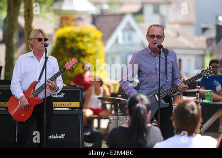 Rick Parfitt und Francis Rossi, Status Quo Gruppenmitglieder auf der Schweizer TV-Show "SRF Bi de Lüt" Herisau, Schweiz - 03.08.2013 wo: Herisau, Schweiz bei: 3. August 2013 Stockfoto