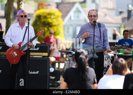 Rick Parfitt und Francis Rossi, Status Quo Gruppenmitglieder auf der Schweizer TV-Show "SRF Bi de Lüt" Herisau, Schweiz - 03.08.2013 wo: Herisau, Schweiz bei: 3. August 2013 Stockfoto