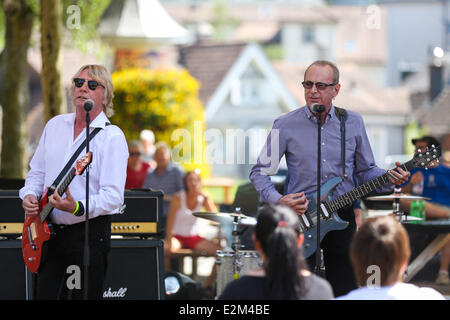 Rick Parfitt und Francis Rossi, Status Quo Gruppenmitglieder auf der Schweizer TV-Show "SRF Bi de Lüt" Herisau, Schweiz - 03.08.2013 wo: Herisau, Schweiz bei: 3. August 2013 Stockfoto