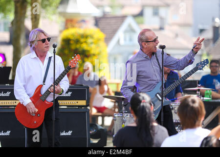 Rick Parfitt und Francis Rossi, Status Quo Gruppenmitglieder auf der Schweizer TV-Show "SRF Bi de Lüt" Herisau, Schweiz - 03.08.2013 wo: Herisau, Schweiz bei: 3. August 2013 Stockfoto