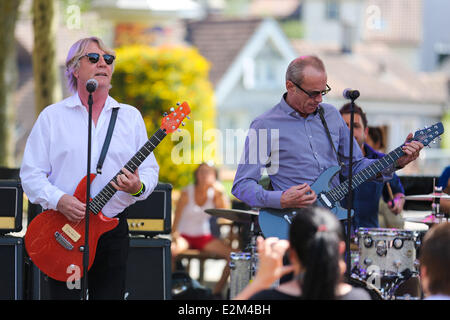 Rick Parfitt und Francis Rossi, Status Quo Gruppenmitglieder auf der Schweizer TV-Show "SRF Bi de Lüt" Herisau, Schweiz - 03.08.2013 wo: Herisau, Schweiz bei: 3. August 2013 Stockfoto