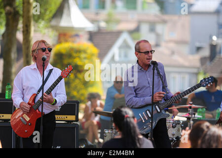 Rick Parfitt und Francis Rossi, Status Quo Gruppenmitglieder auf der Schweizer TV-Show "SRF Bi de Lüt" Herisau, Schweiz - 03.08.2013 wo: Herisau, Schweiz bei: 3. August 2013 Stockfoto