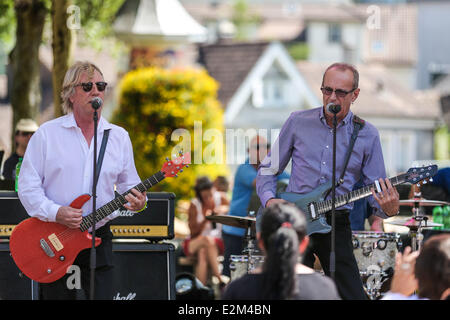 Rick Parfitt und Francis Rossi, Status Quo Gruppenmitglieder auf der Schweizer TV-Show "SRF Bi de Lüt" Herisau, Schweiz - 03.08.2013 wo: Herisau, Schweiz bei: 3. August 2013 Stockfoto