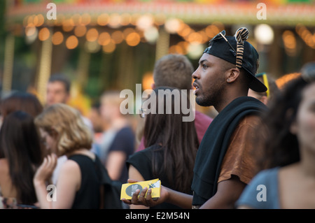 Der Londoner Zoo Juni 2014 Abendveranstaltung.  Mann trägt Tiger Stirnband. Stockfoto
