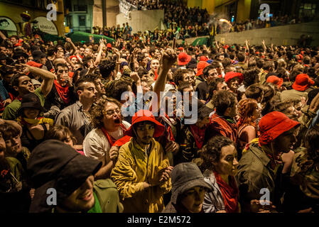 Berga, Spanien. 19. Juni 2014: Tausende von Menschen auf Berga St. Pere Platz bei der ersten vollständigen Patum 2014 Kredit ausgelassen tanzen: Matthi/Alamy Live-Nachrichten Stockfoto