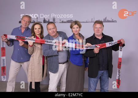 Gerd Silberbauer, Sissy Hoefferer, Udo Kroschwald, Astrid M. Fuenderich, Andreas Schmidt-Schaller bei einem Fototermin eine spezielle Mini-Serie des ZDF TV Kriminalität fördern zeigen unter dem Titel SOKO SOKO: Der Prozess.  Wo: Hamburg, Deutschland bei: 19. August 2013 Stockfoto