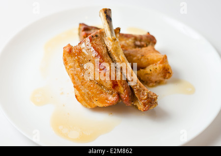 Gegrillte Schweinerippchen in Honig und Soja mariniert Stockfoto