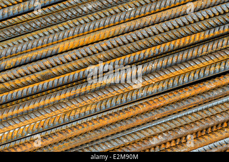 Verrostete Stahlkonstruktion gerippte Stäbe. Bewehrung Hintergrund. Stockfoto