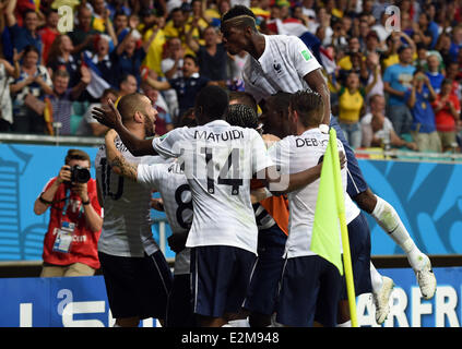 Arena Fonte Nova, Salvador. 20. Juni 2014. Brazilien. Fußball-WM, Vorrunde. Schweiz gegen Frankreich. Karim Benzema (L) von Frankreich feiert nach erzielte das Tor für 0-4 während der FIFA WM 2014 Gruppe E vorläufige Vorrundenspiel zwischen der Schweiz und Frankreich in der Arena Fonte Nova Stadion in Salvador da Bahia, Brasilien, 20. Juni 2014. Bildnachweis: Aktion Plus Sport/Alamy Live-Nachrichten Stockfoto