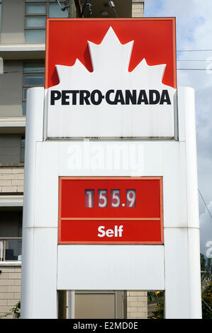 Melden Sie sich zu einem Petro-Canada-Tankstelle mit Gaspreis pro Liter, Vancouver, Britisch-Kolumbien, Kanada Stockfoto