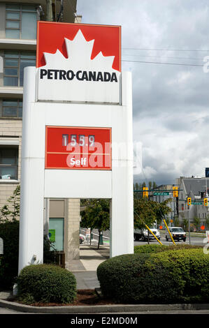 Melden Sie sich zu einem Petro-Canada-Tankstelle mit Gaspreis pro Liter, Vancouver, Britisch-Kolumbien, Kanada Stockfoto