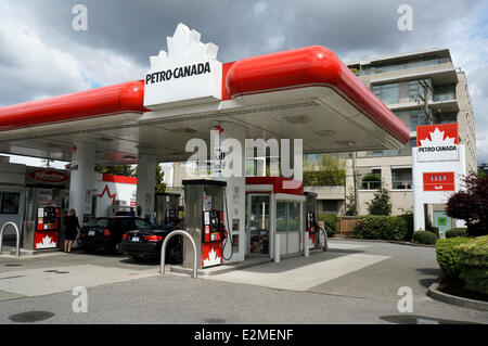 Personen, die tanken an einer Station Petro-Canada in Vancouver, British Columbia, Kanada Stockfoto