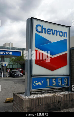 Benzin Pumpe zu einem Petro-Canada-Tankstelle mit Gaspreis pro Liter, Vancouver, Britisch-Kolumbien, Kanada Stockfoto