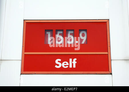 Benzin Pumpe zu einem Petro-Canada-Tankstelle mit Gaspreis pro Liter, Vancouver, Britisch-Kolumbien, Kanada Stockfoto