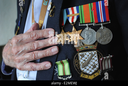 BRITISCHE WELTKRIEG 2 MEDAILLEN VETERAN MIT SERVICE RE SOLDATEN VETERANEN NORMANDIE PENSIONEN WEHRDIENST ACHET WW2 STRÄNDE UK Stockfoto