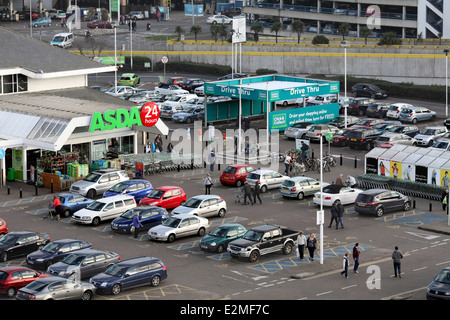 Der Eingang zum Asda Supermarkt, Brighton Marina. Drive Thru "Klicken Sie auf und sammeln" Bereich auf der rechten Seite. Stockfoto