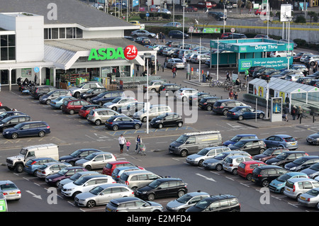 Der Eingang zum Asda Supermarkt, Brighton Marina. Drive Thru "Klicken Sie auf und sammeln" Bereich auf der rechten Seite. Stockfoto