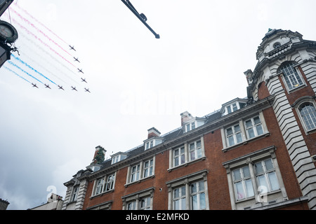 Red Arrows fliegen über Camden Market London Stockfoto