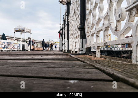 Erdgeschoss-Blick entlang der Holzbretter von Großbritannien Pier Stockfoto