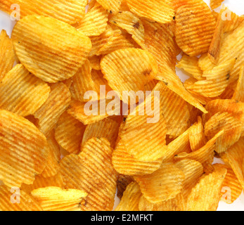 Orange leckere Kartoffel-Chips auf weißem Hintergrund Stockfoto