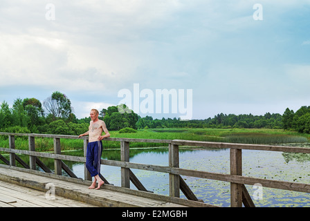 Lebensstil der ländlichen Sommer 2013. Die Einwohner des Dorfes hat einen Rest - stand auf dem Bürgersteig der Holzbrücke. Stockfoto